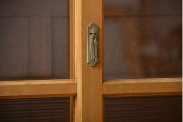 レトロ家具　昭和レトロ　古い木のガラス引き戸収納棚
