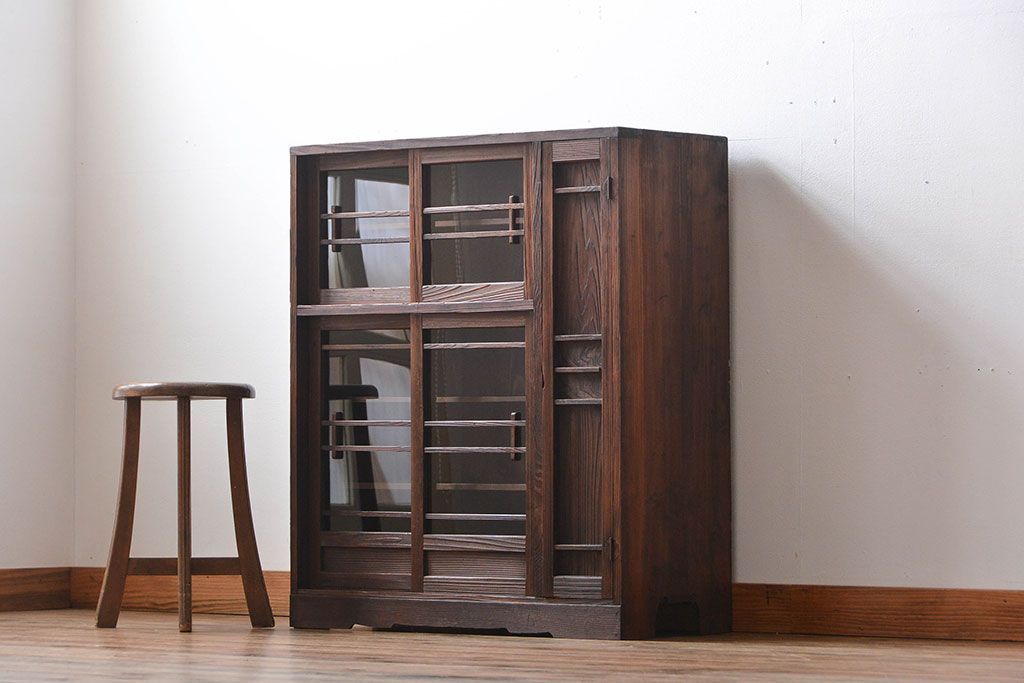 アンティーク家具　アンティーク　ガラス引き戸付き和風な収納棚