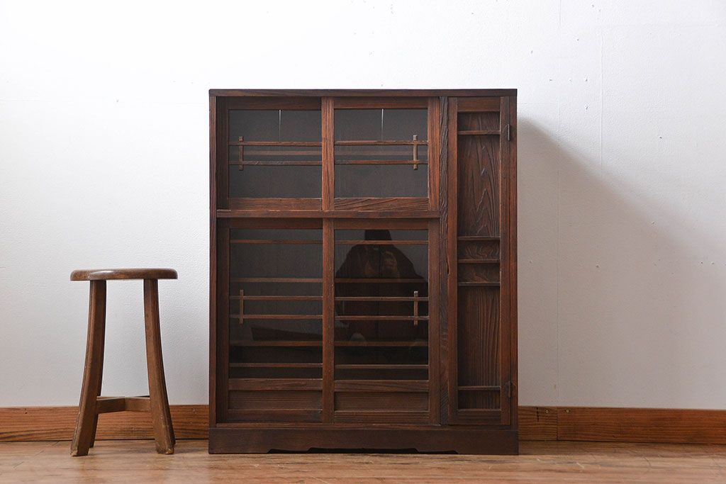 アンティーク家具　アンティーク　ガラス引き戸付き和風な収納棚