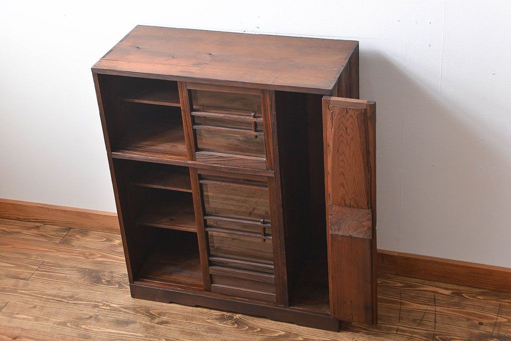 アンティーク家具　アンティーク　ガラス引き戸付き和風な収納棚