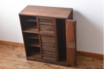 アンティーク家具　アンティーク　ガラス引き戸付き和風な収納棚