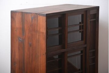 アンティーク家具　アンティーク　ガラス引き戸付き和風な収納棚