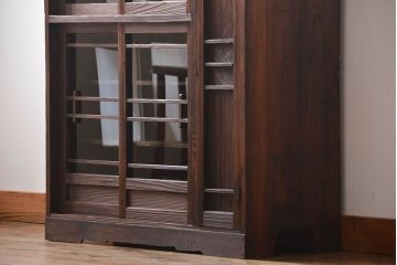 アンティーク家具　アンティーク　ガラス引き戸付き和風な収納棚