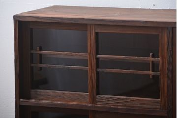 アンティーク家具　アンティーク　ガラス引き戸付き和風な収納棚