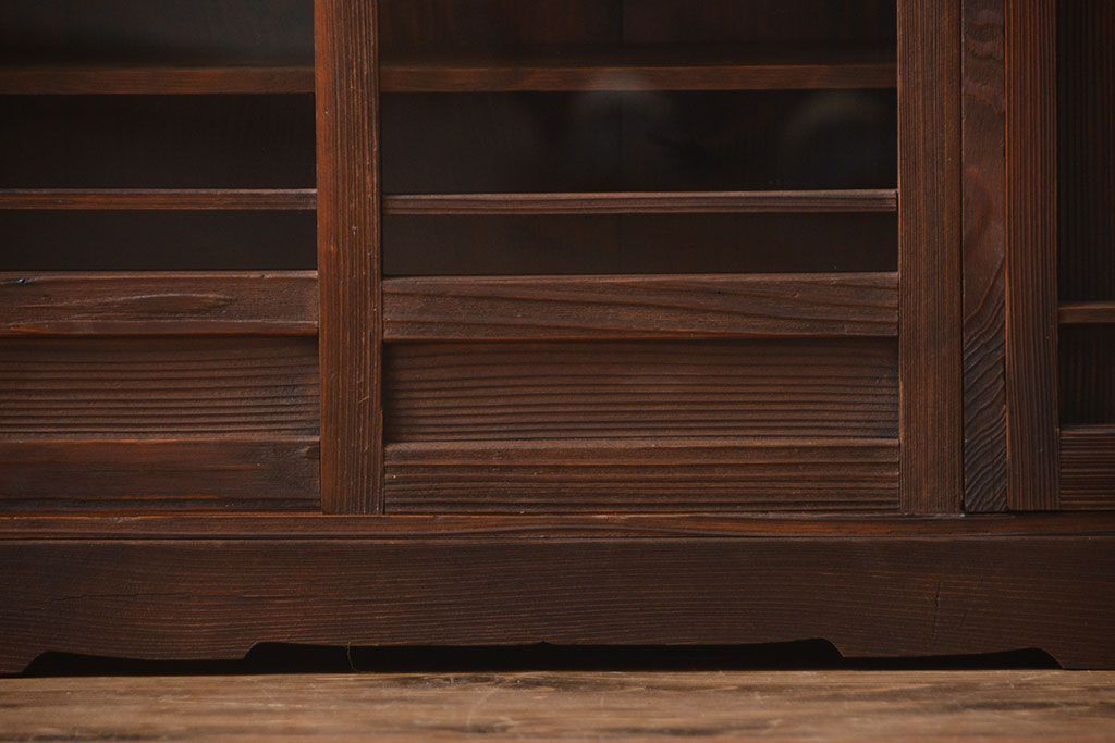 アンティーク家具　アンティーク　ガラス引き戸付き和風な収納棚