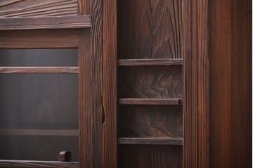 アンティーク家具　アンティーク　ガラス引き戸付き和風な収納棚