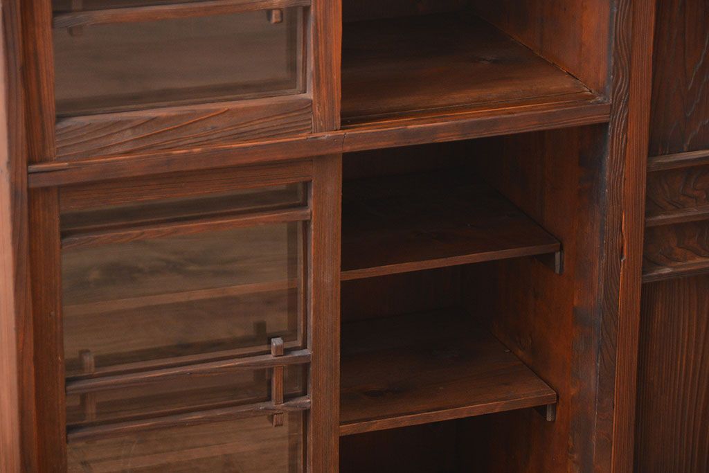 アンティーク家具　アンティーク　ガラス引き戸付き和風な収納棚