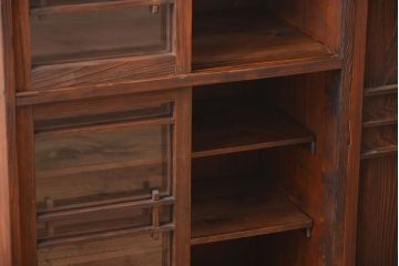 アンティーク家具　アンティーク　ガラス引き戸付き和風な収納棚