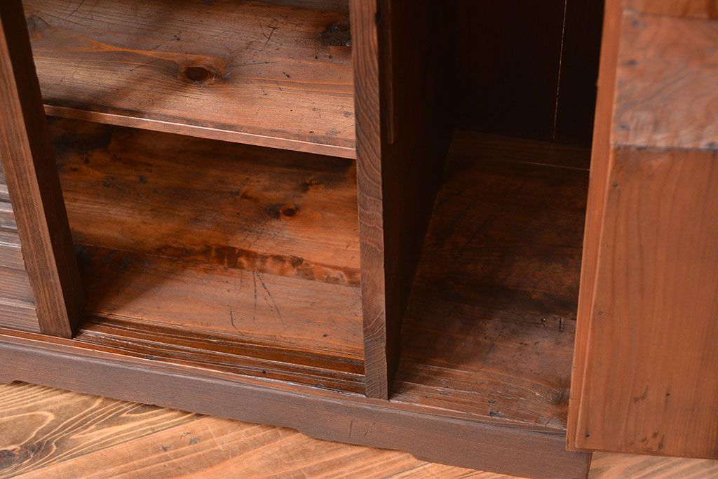 アンティーク家具　アンティーク　ガラス引き戸付き和風な収納棚