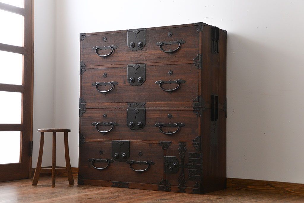 アンティーク家具　古民具・骨董　前面桐材の二本松箪笥(桐箪笥、桐たんす)