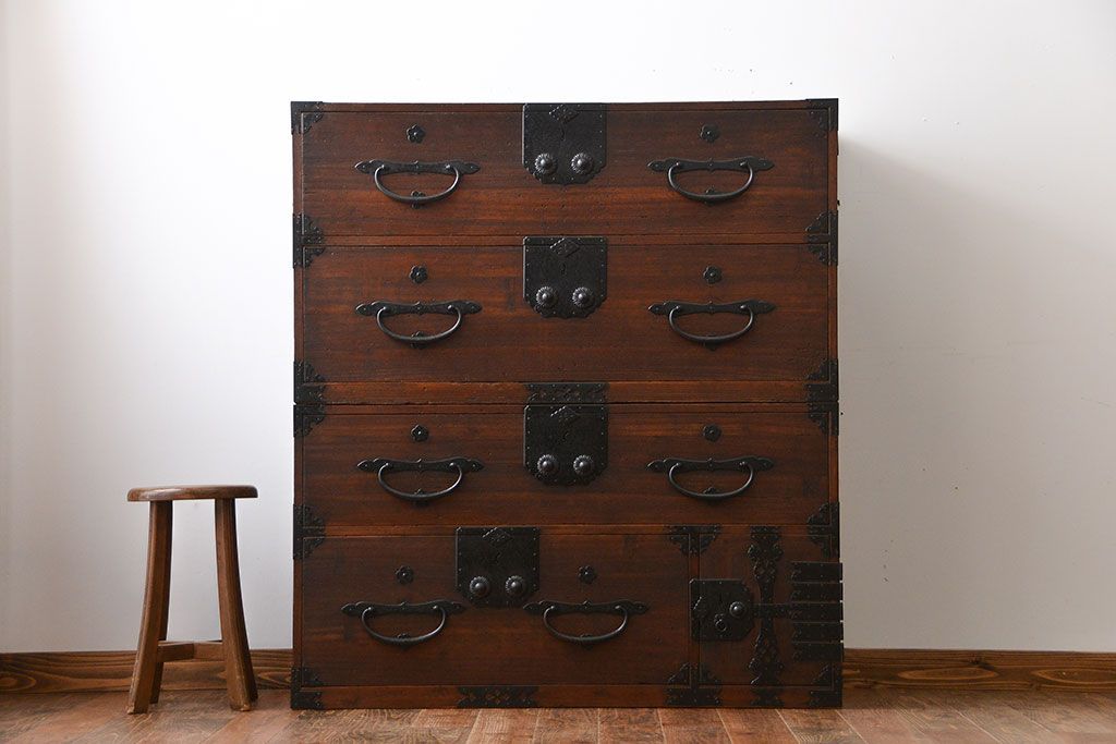 アンティーク家具　古民具・骨董　前面桐材の二本松箪笥(桐箪笥、桐たんす)