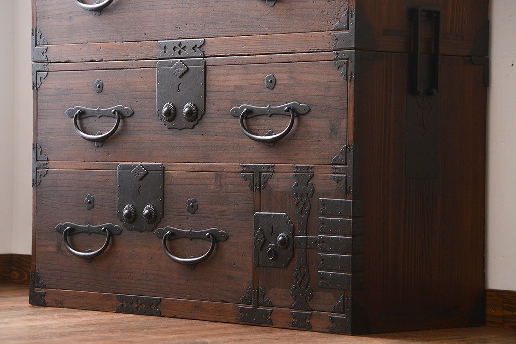 アンティーク家具　古民具・骨董　前面桐材の二本松箪笥(桐箪笥、桐たんす)