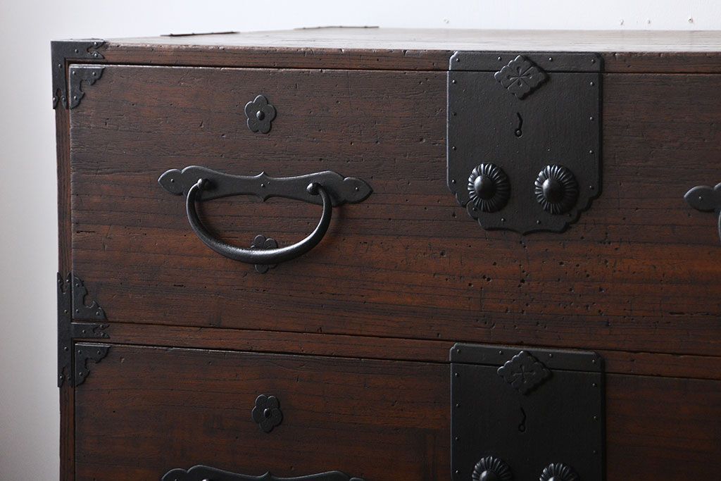 アンティーク家具　古民具・骨董　前面桐材の二本松箪笥(桐箪笥、桐たんす)