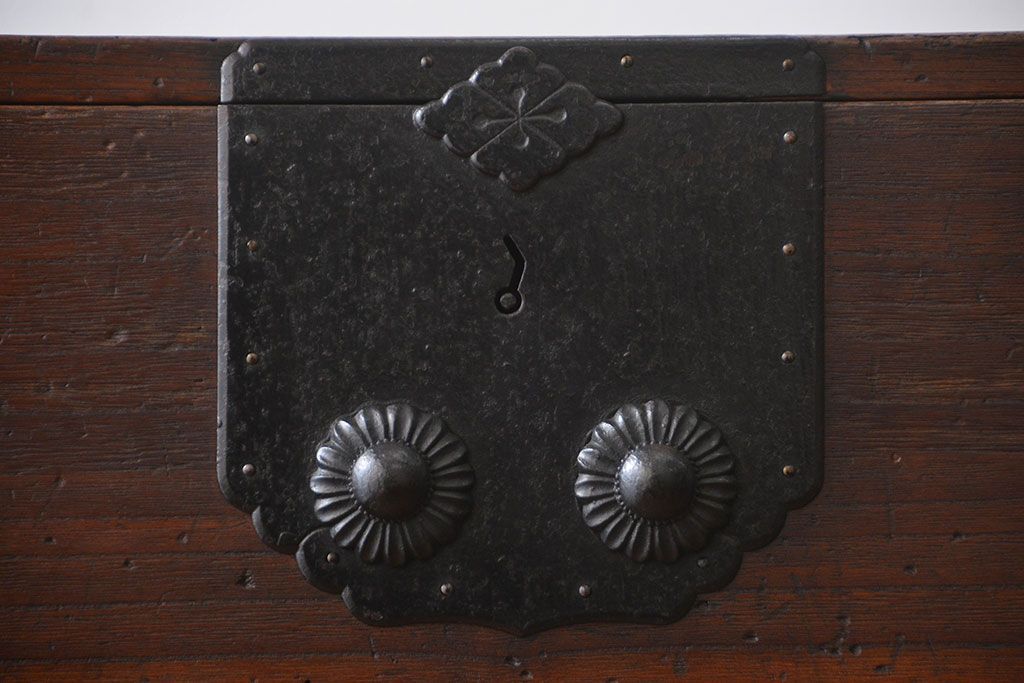 アンティーク家具　古民具・骨董　前面桐材の二本松箪笥(桐箪笥、桐たんす)