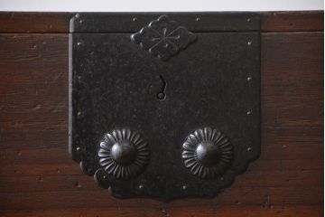 アンティーク家具　古民具・骨董　前面桐材の二本松箪笥(桐箪笥、桐たんす)