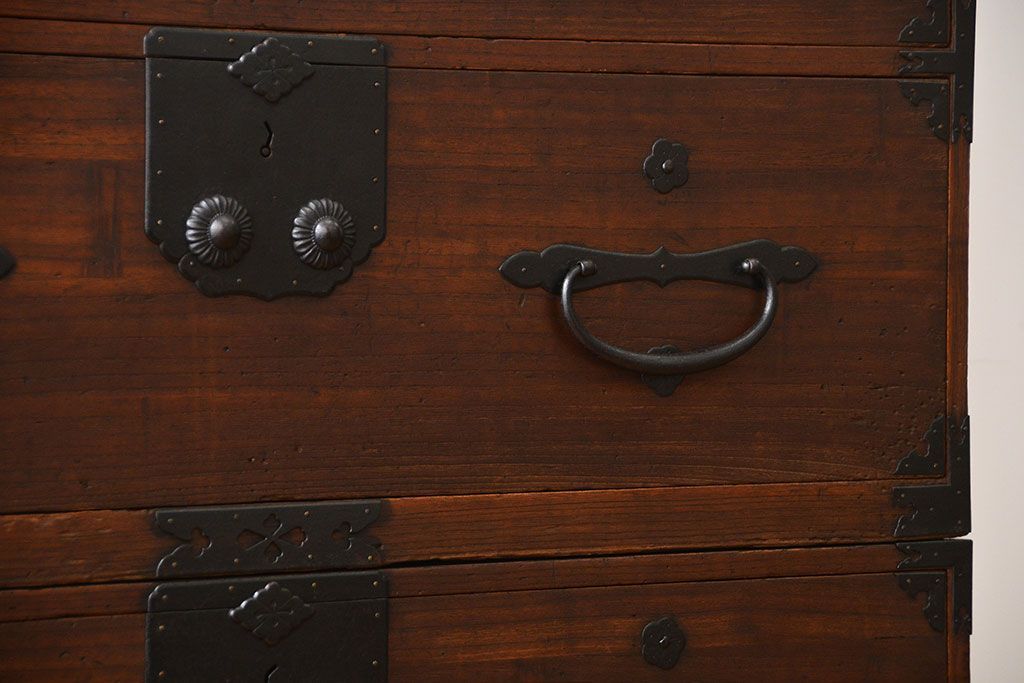 アンティーク家具　古民具・骨董　前面桐材の二本松箪笥(桐箪笥、桐たんす)