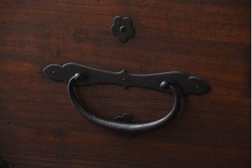 アンティーク家具　古民具・骨董　前面桐材の二本松箪笥(桐箪笥、桐たんす)