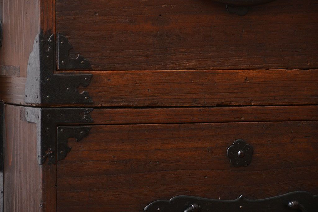 アンティーク家具　古民具・骨董　前面桐材の二本松箪笥(桐箪笥、桐たんす)