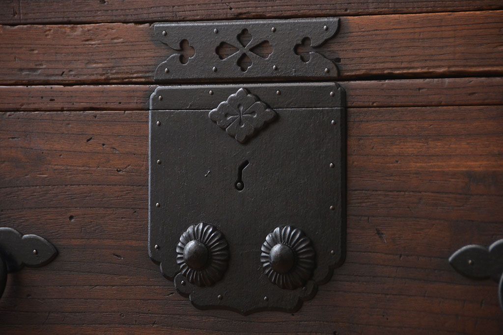 アンティーク家具　古民具・骨董　前面桐材の二本松箪笥(桐箪笥、桐たんす)