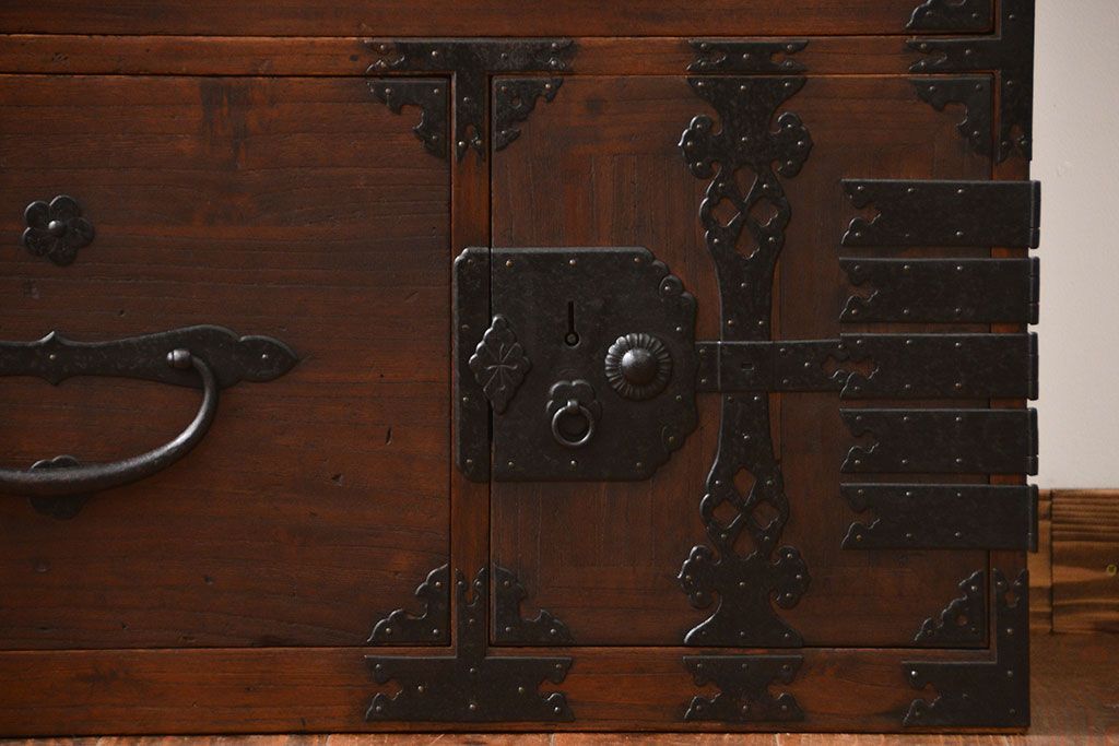 アンティーク家具　古民具・骨董　前面桐材の二本松箪笥(桐箪笥、桐たんす)