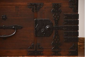 アンティーク家具　古民具・骨董　前面桐材の二本松箪笥(桐箪笥、桐たんす)