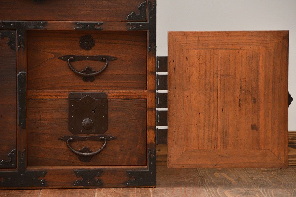 アンティーク家具　古民具・骨董　前面桐材の二本松箪笥(桐箪笥、桐たんす)