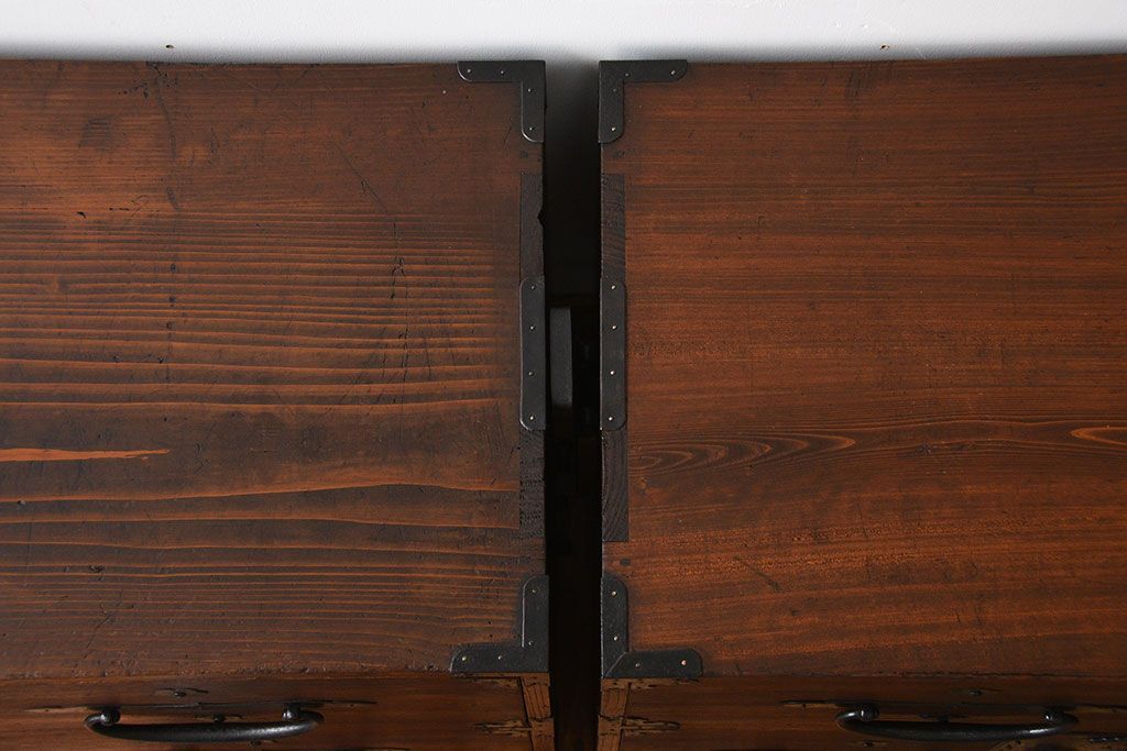 アンティーク家具　古民具・骨董　前面桐材の二本松箪笥(桐箪笥、桐たんす)