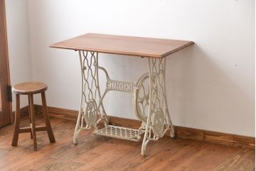 アンティーク家具　イギリスアンティーク　古材天板のシンガーミシンテーブル