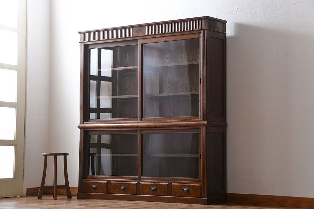 アンティーク家具　大正ロマン　ガラス引き戸付き古い木製の大きな収納棚