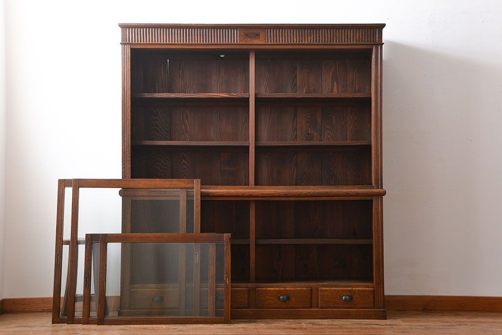 アンティーク家具　大正ロマン　ガラス引き戸付き古い木製の大きな収納棚
