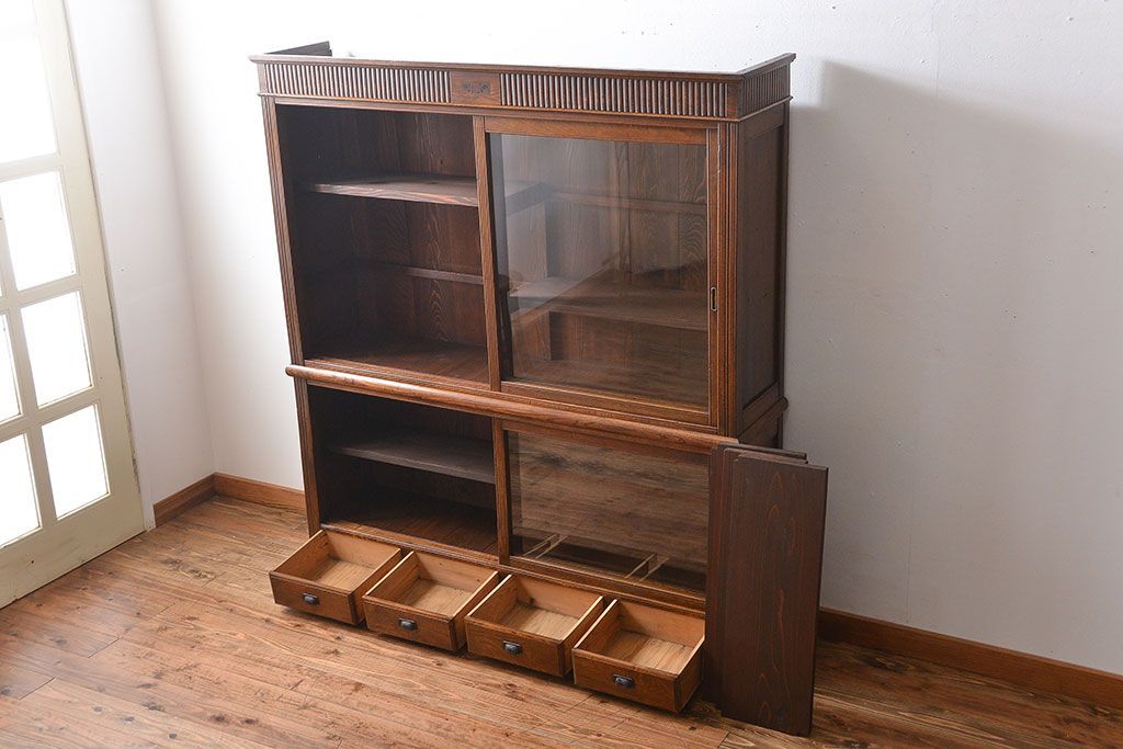 アンティーク家具　大正ロマン　ガラス引き戸付き古い木製の大きな収納棚