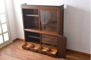 アンティーク家具　大正ロマン　ガラス引き戸付き古い木製の大きな収納棚