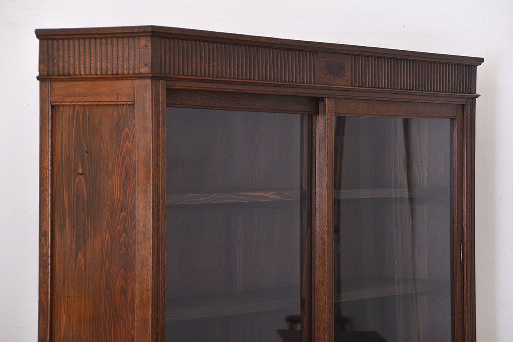 アンティーク家具　大正ロマン　ガラス引き戸付き古い木製の大きな収納棚