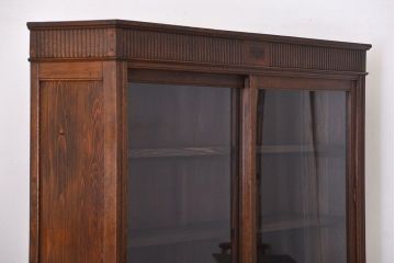 アンティーク家具　大正ロマン　ガラス引き戸付き古い木製の大きな収納棚