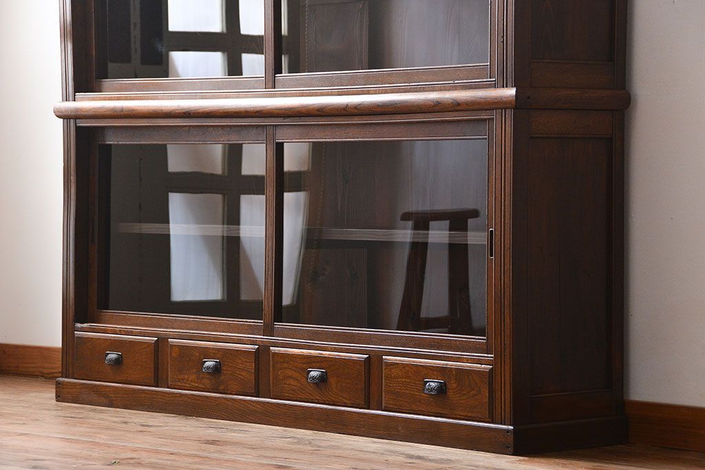 アンティーク家具　大正ロマン　ガラス引き戸付き古い木製の大きな収納棚