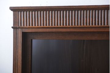 アンティーク家具　大正ロマン　ガラス引き戸付き古い木製の大きな収納棚