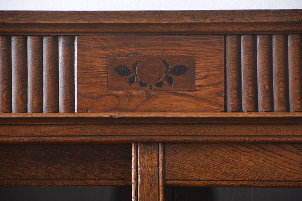 アンティーク家具　大正ロマン　ガラス引き戸付き古い木製の大きな収納棚