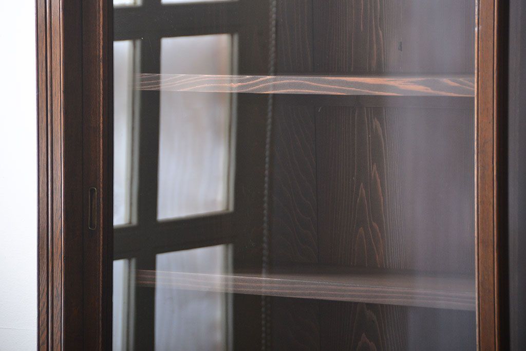 アンティーク家具　大正ロマン　ガラス引き戸付き古い木製の大きな収納棚