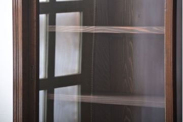 アンティーク家具　大正ロマン　ガラス引き戸付き古い木製の大きな収納棚