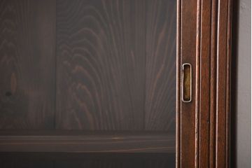 アンティーク家具　大正ロマン　ガラス引き戸付き古い木製の大きな収納棚