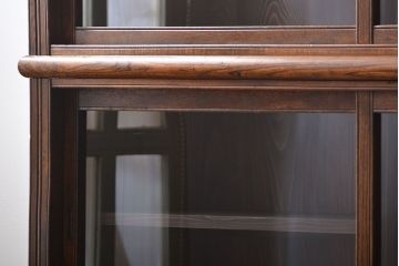 アンティーク家具　大正ロマン　ガラス引き戸付き古い木製の大きな収納棚