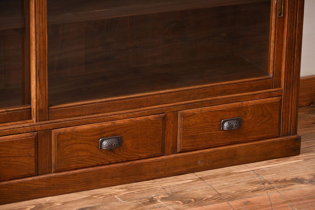 アンティーク家具　大正ロマン　ガラス引き戸付き古い木製の大きな収納棚