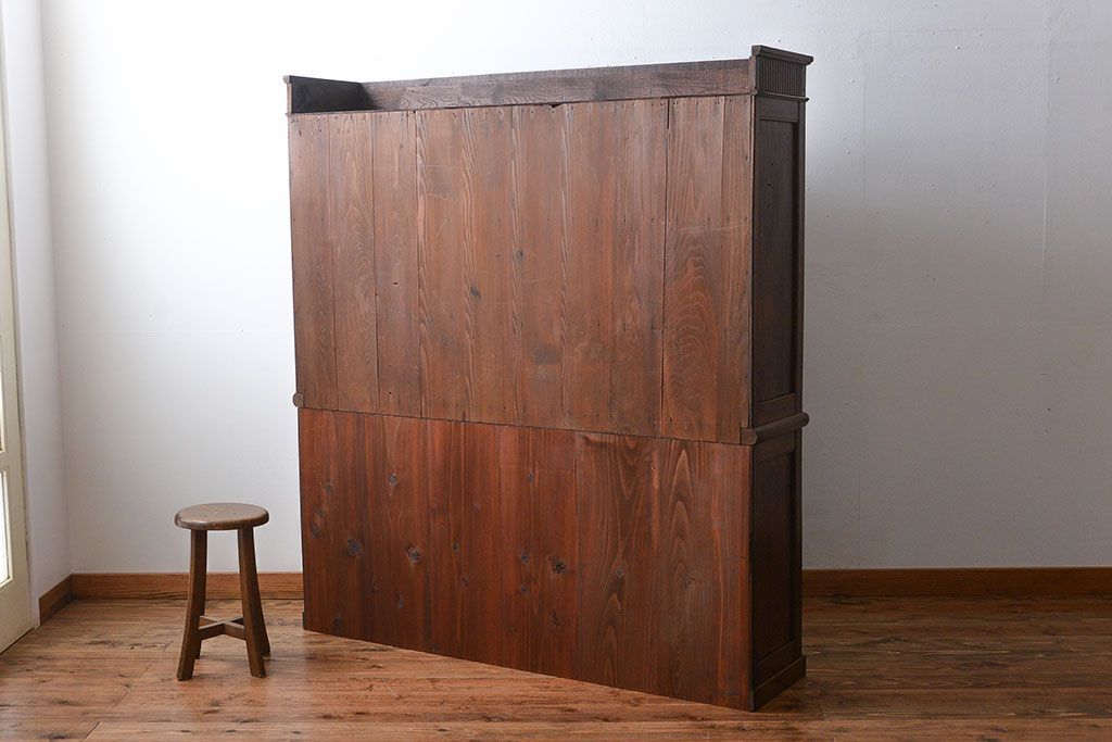 アンティーク家具　大正ロマン　ガラス引き戸付き古い木製の大きな収納棚