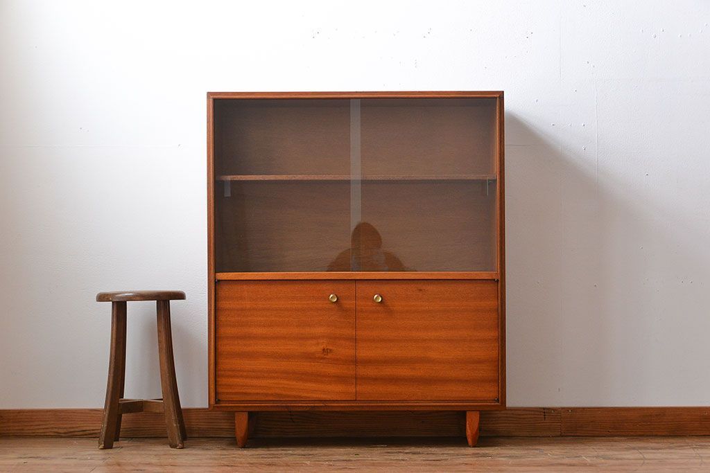 ヴィンテージ家具　北欧ビンテージ　チーク材のガラス引き戸付き収納棚