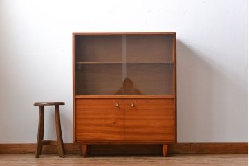 ヴィンテージ家具　北欧ビンテージ　チーク材のガラス引き戸付き収納棚