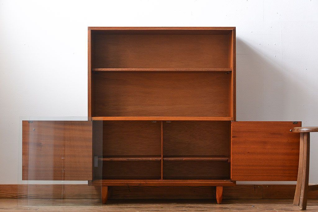 ヴィンテージ家具　北欧ビンテージ　チーク材のガラス引き戸付き収納棚