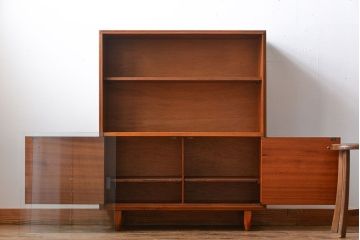 ヴィンテージ家具　北欧ビンテージ　チーク材のガラス引き戸付き収納棚