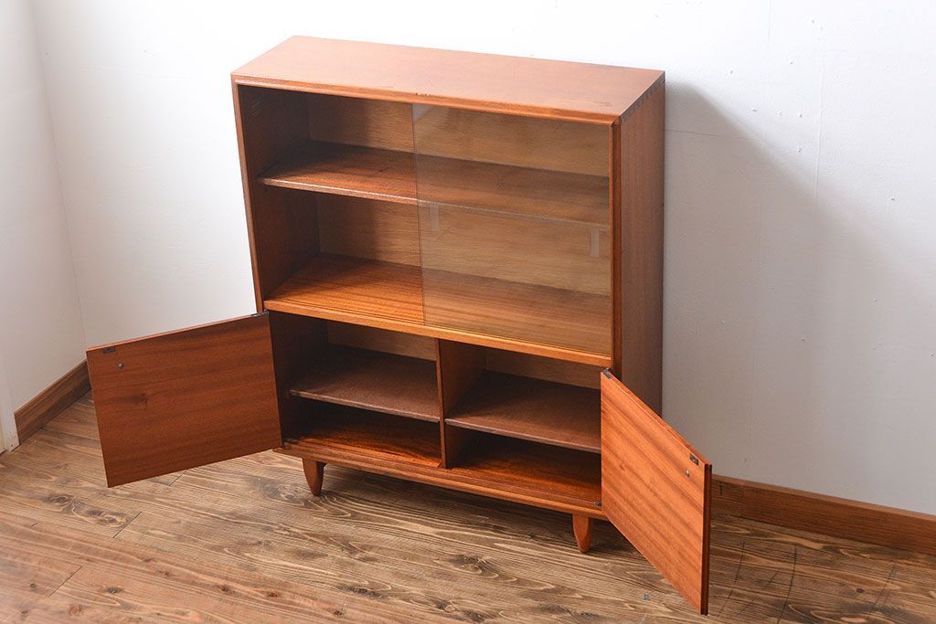 ヴィンテージ家具　北欧ビンテージ　チーク材のガラス引き戸付き収納棚