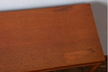 ヴィンテージ家具　北欧ビンテージ　チーク材のガラス引き戸付き収納棚