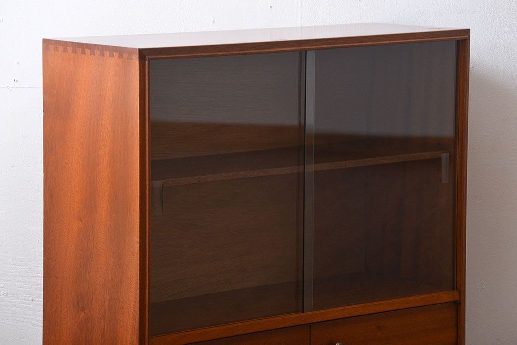 ヴィンテージ家具　北欧ビンテージ　チーク材のガラス引き戸付き収納棚